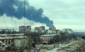В Луганске горит нефтебаза после обстрела ракетой. ВИДЕО. ФОТО