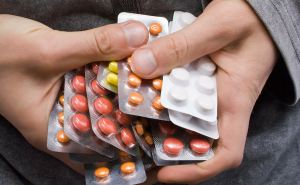 С полок аптек исчезли нужные лекарства: что купить труднее всего