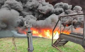 Крупный пожар вспыхнул на нефтеперерабатывающем заводе. ФОТО