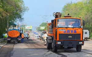 В Луганске за неделю заасфальтировали две центральные улицы. Еще на 15 улицах — ямочный ремонт