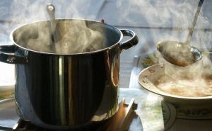 Восьмимесячный ребенок получил ожоги 15% тела, опрокинув на себя тарелку супа