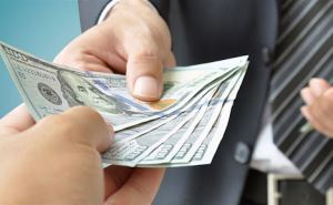 США намерены изъять из обращения банкноты номиналом 100 долларов. Что будет с вашими деньгами