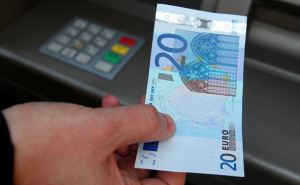 Украинские банки снова повысили карточный курс доллара и евро. Из-за «барыг» страдают переселенцы