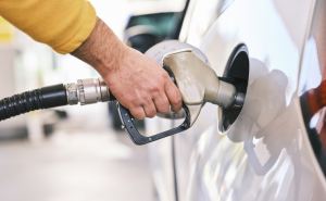 АЗС начали снижать цены на бензин и дизтопливо, автогаз — без изменений