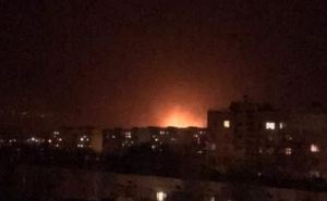 Мощный пожар возник к северу от Луганска после серии взрывов — очевидцы