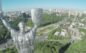 В Киеве рассказали когда собираются снять советский герб со щита Родины-матери. И что повесят вместо него