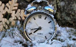 Украина переходит на зимнее время: переводим стрелки уже в воскресенье