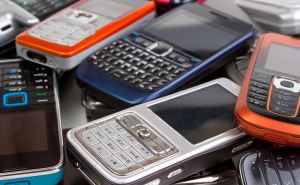 Посмотрите у себя в ящиках, эти старые мобильные телефоны можно продать за бешенные деньги