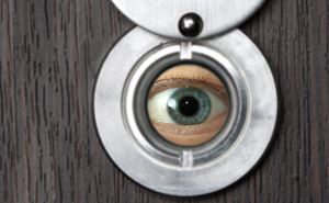 Почему дверной глазок опасен для хозяев квартир. Многие не знают