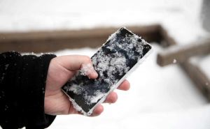 Как продлить работу смартфона на морозе, рассказал эксперт