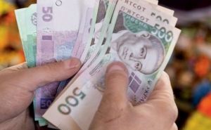 Украинцам начали выплачивать по 3400 гривен: как попасть в список на выплату