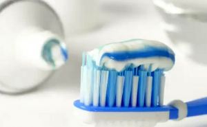 Для чего смекалистые хозяйки замораживают зубную пасту: неожиданная польза