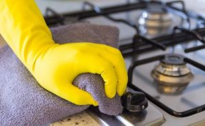 После новогодних приготовлений: как быстро и легко помыть загрязненную плиту
