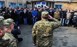 Мужчинам приготовиться: стало известно, как в Украине будут вручать повестки