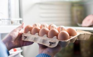 Зачем натирать яйца маслом перед тем, как поставить в холодильник