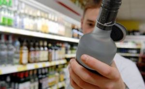 Нет «паленке»: украинцы смогут проверять алкоголь и сигареты в «Дії