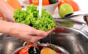 Как и чем правильно мыть покупные овощи и фрукты: отмываем химию и парафин