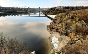 Сделать запас воды на 3 дня просят жителей Днепропетровской области. Каховское водохранилище обмелело