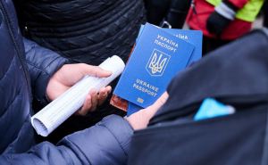 С помощью мобильного приложения украинцев выехавших за границу берут на учет