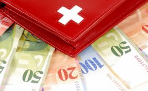 Украинских беженцев в Швейцарии заставляют платить по 300 евро в год. Как не платить