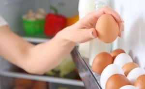 Почему не стоит хранить яйца в дверце холодильника