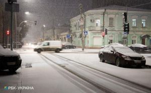 В Киеве идет ледяной снег, а также ударила молния с громом.