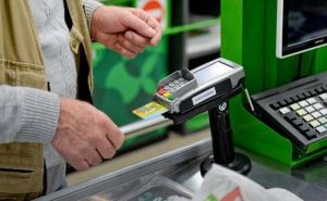 Для покупателей с банковскими картами ввели новые правила в супермаркетах и магазинах