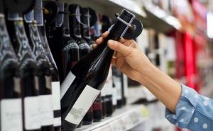 В Украине изменили правила и время продажи алкоголя: продают его не всем