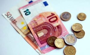 Рост евро замедляется: курс валют на 25 марта