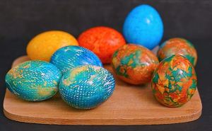 Яркие и красивые яйца на Пасху: 3 простых способа окрашивания, которые гарантированно удивят результатом