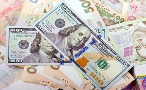 Стоит ли в ближайшее время обменивать гривны на доллары: совет эксперта