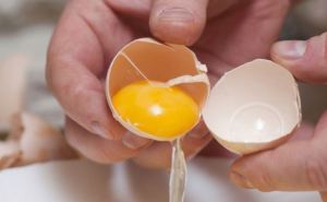 Почему хозяйкам не советуют разбивать яйца о край посуды: опасные последствия