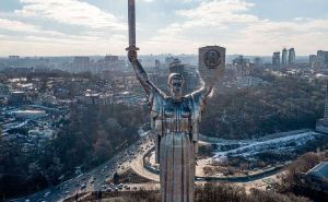 В Киеве начались работы по замене герба СССР на Родине-матери