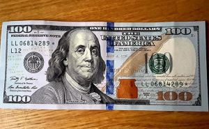 В обменниках назревает переполох: доллар может нанести новый удар по гривне — названа причина