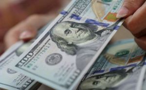 Эксперт рассказал какой ожидать курс доллара в начале лета: тенденция к снижению и прогнозы для украинцев