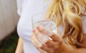 Два простых и самых полезных напитка для женщин: пейте их для омоложения лица и тела
