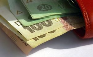 Выплаты в 1200 и 2200 гривен: украинцы продолжают получать финпомощь — кто именно