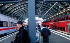 Забастовки на транспорте приводят к отмене рейсов и поездов в странах Европы