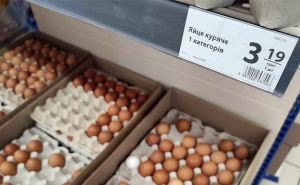 Яйца в АТБ по 32 гривны за десяток