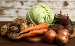 Цены на овощи борщевого набора резко упали: какая стоимость моркови, свеклы, лука и капусты в конце лета