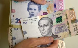 Время есть до 17 сентября, украинцам выдают помощь в размере 2200 гривен на банковскую карту: как получить деньги