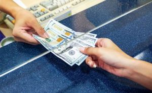 Украинцы смогут купить безналичную валюту без дополнительных условий: какой лимит и ограничения