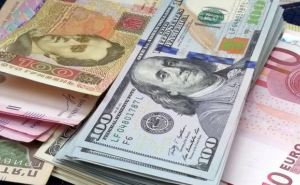В обменниках ожидаются очереди за валютой, евро и злотый падает: курс валют на 15 сентября