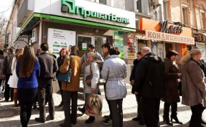 Касается всех кому нужен доллар — становитесь в очередь: как и сколько украинцы могут купить валюты в банках