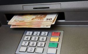 Огромные очереди в банкоматы: Ощадбанк разрешил клиентам снимать наличные деньги за границей без комиссии
