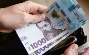 Денежная помощь украинцам от гуманитарных организаций увеличится с октября на 1400 гривен