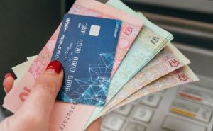 Жители Луганской области и еще шести регионов получат по 10 800 гривен. Нужен телефон и банковская карта