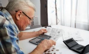 В Кабмине уточнили, какие документы надо подавать неработающим пенсионерам, чтобы получить соцпомощь на «коммуналку»