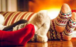 Помогут не только носки: 7 действенных методов быстро согреть ноги, если дома холодно