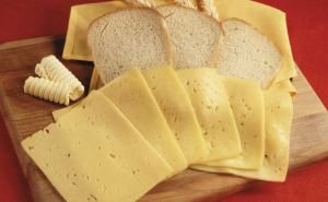 В Украине начали стремительно дорожать хлеб и сыр: что будет с ценами к концу года